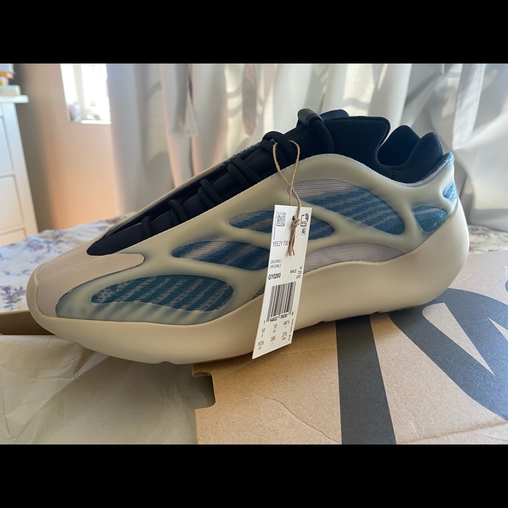 YEEZY 700 Made by Adidas GY0260 Kyanit Originals